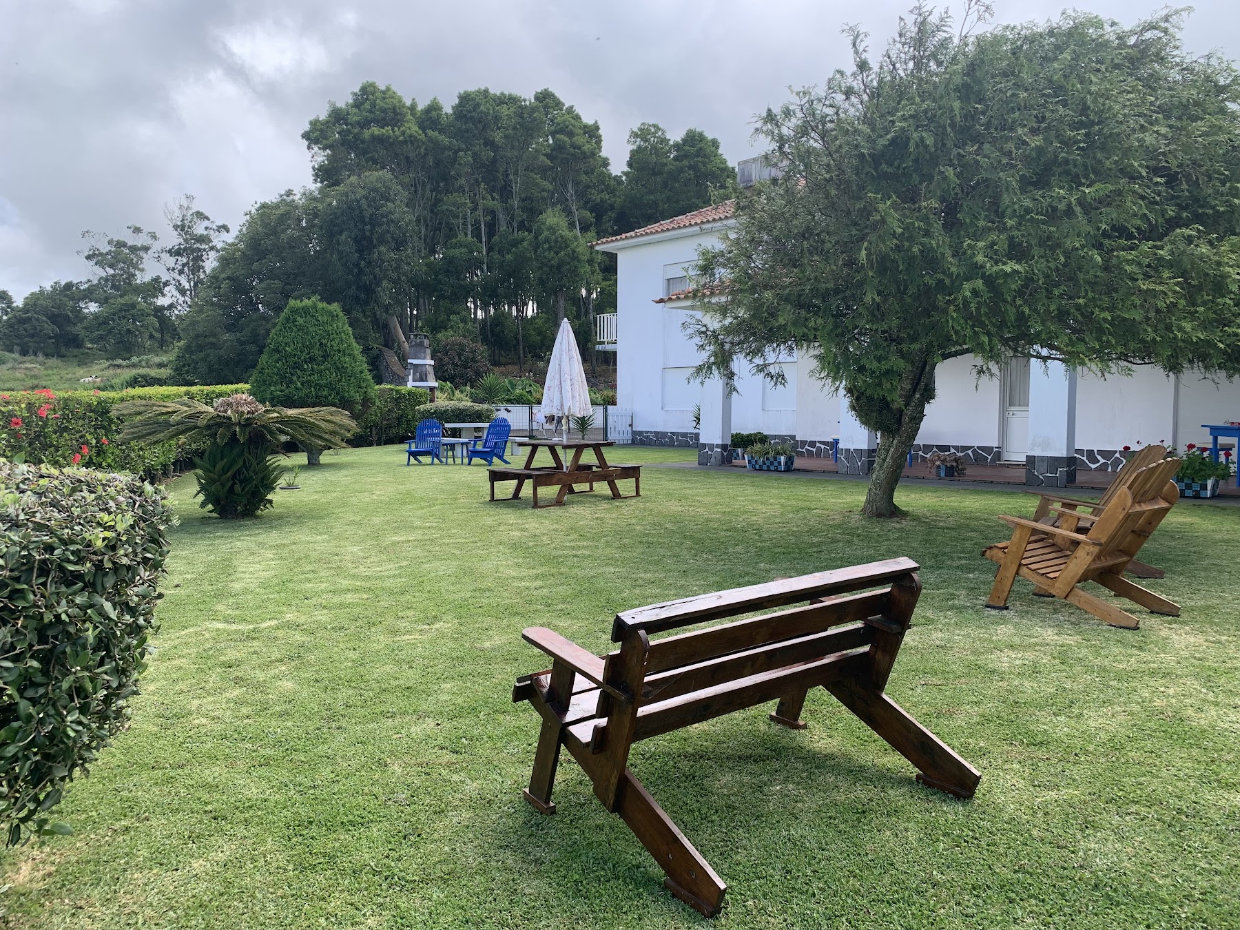 Outdoor garden seating and picnic table at Casa Branca